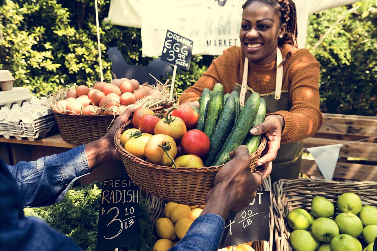 exploring-the-benefits-of-farmers-markets-in-the-summer