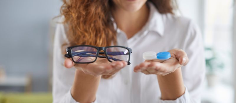 glasses-or-contact-lenses-5-factors-to-consider-when-choosing-your-eyewear